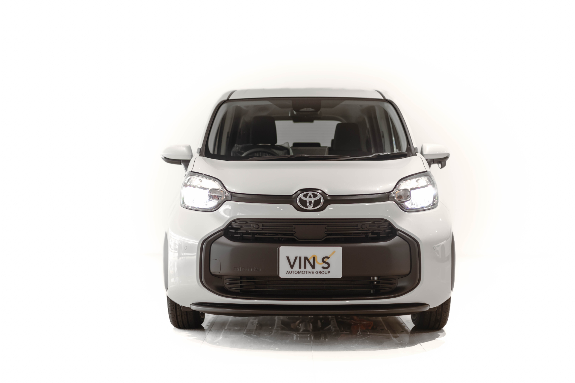 Toyota Sienta Hybrid — 1