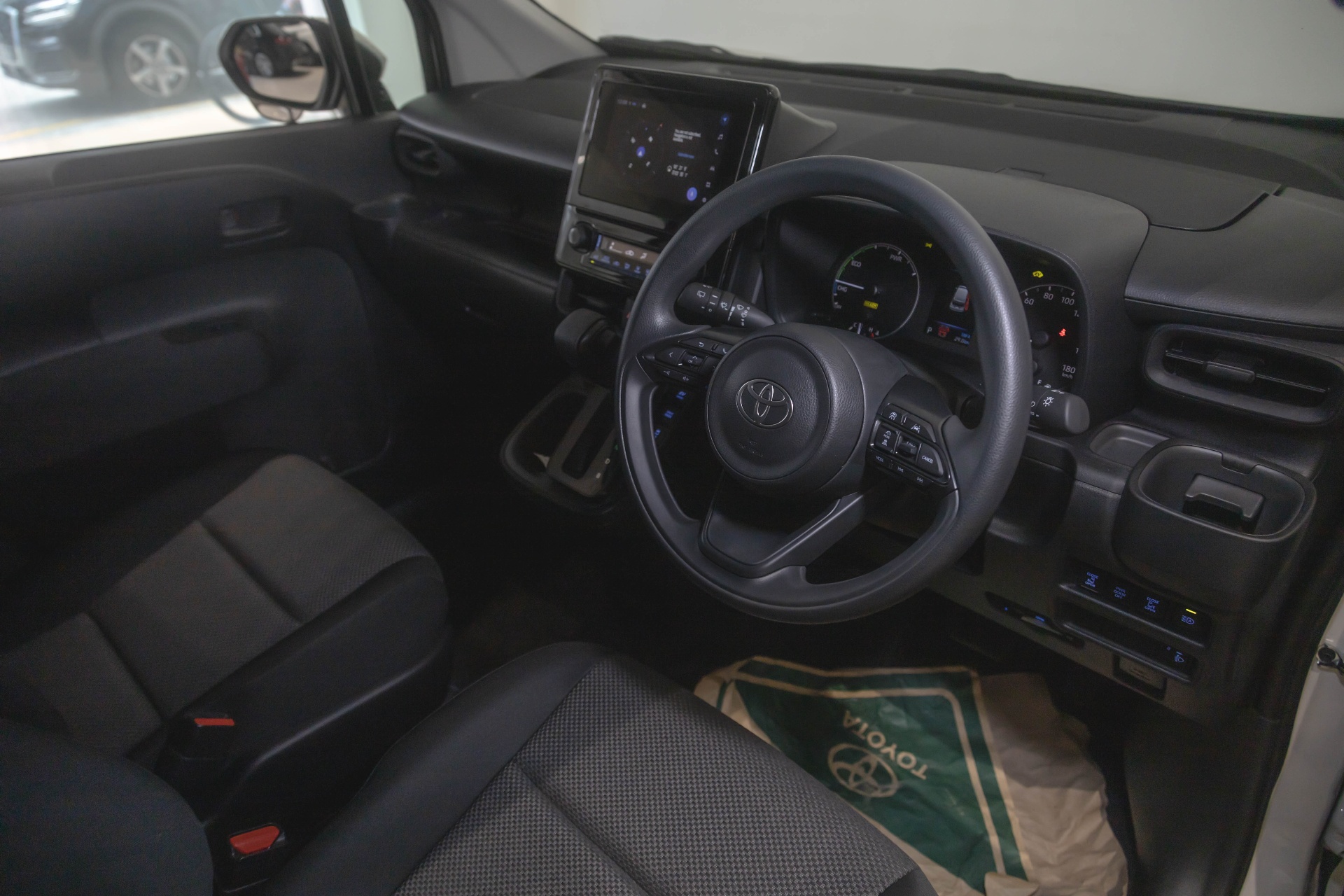 Toyota Sienta Hybrid — 2