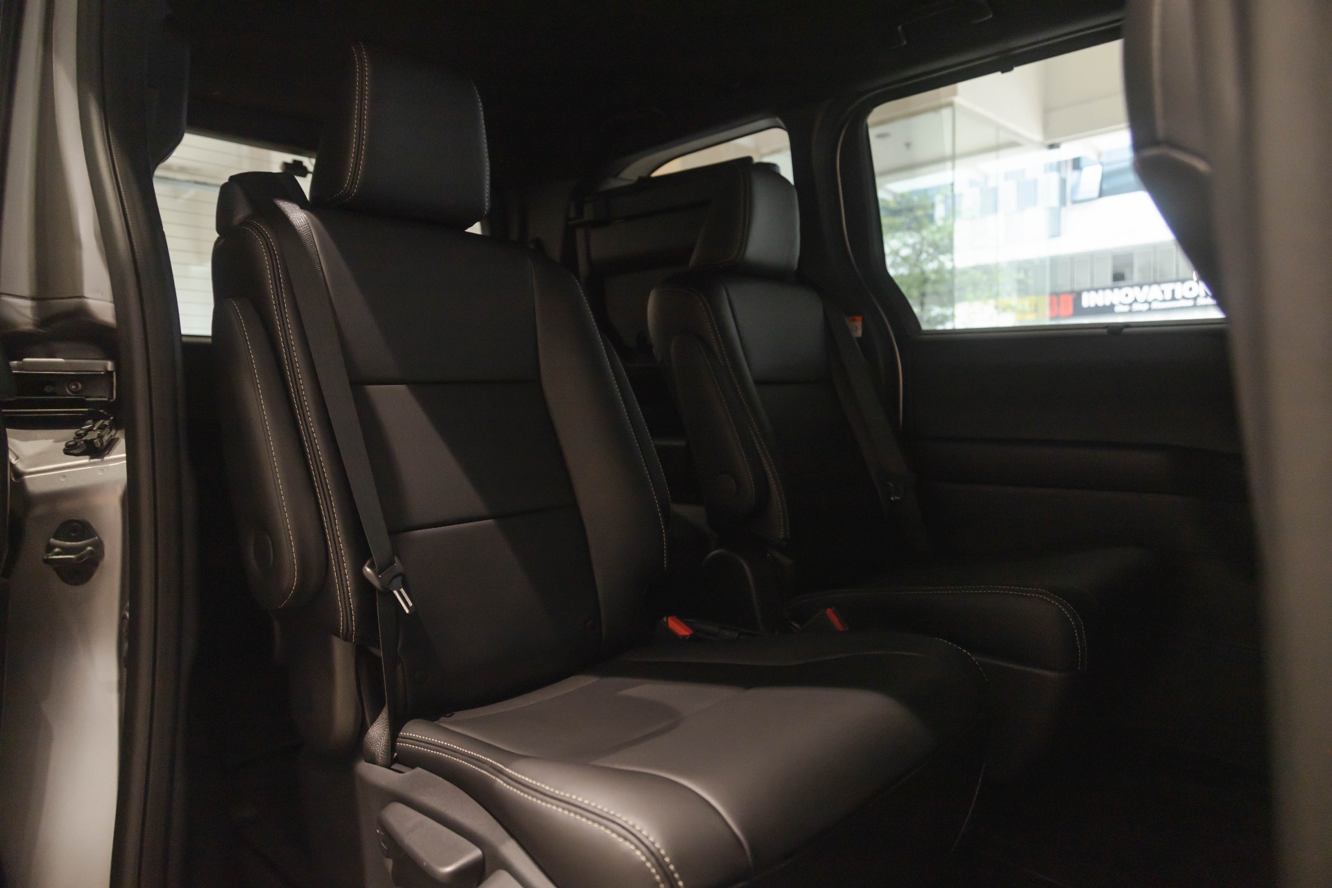 Toyota Voxy Hybrid — second-row captain seats