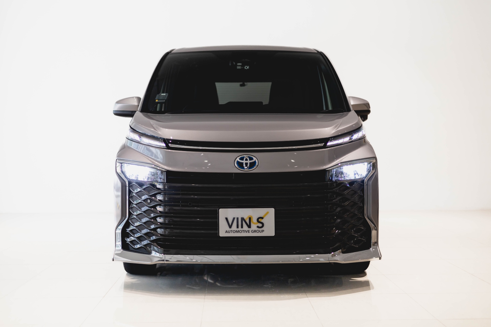 Toyota Voxy Hybrid — front exterior